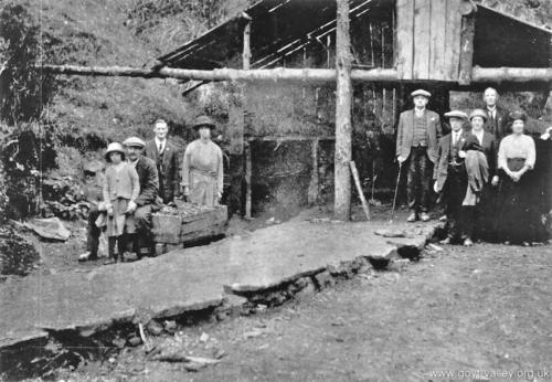 Jack Hewitt with mine visitors. 1922.